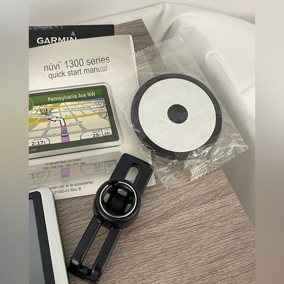 Garmin Nuvi 1300 Series with accessories and instructions used - Picture 2 of 7